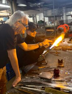 Blas dein Glas in der Glasbläserei Burri